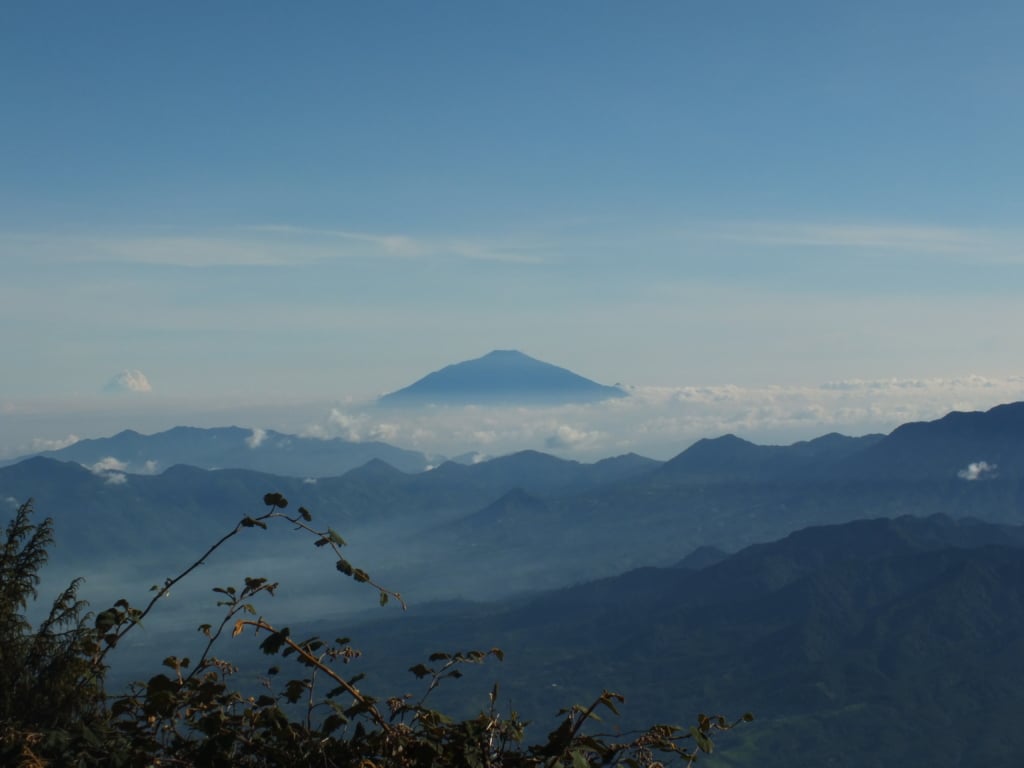 gunung ciremai dari puncak gunung cikuray