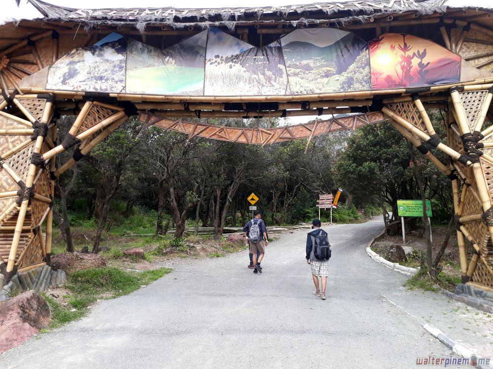 mendaki gunung papandayan garut jawa barat - 1