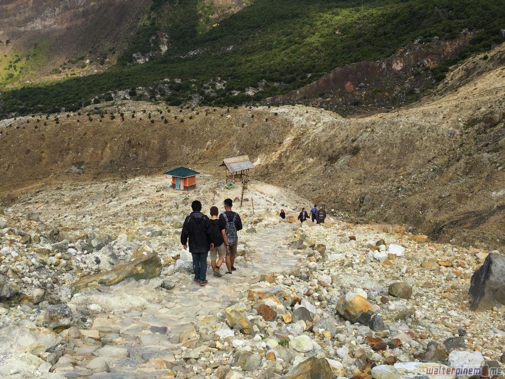 mendaki gunung papandayan garut jawa barat - 18