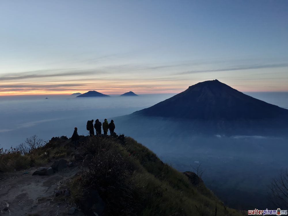 8 Foto Pemandangan Sunrise dan Sunset Indah di Gunung