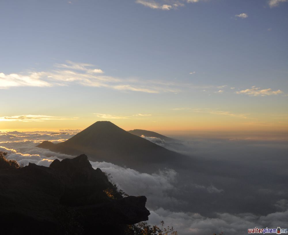 pendakian gunung sindoro via jalur kledung jawa tengah - gunung sindoro dari gunung sumbing