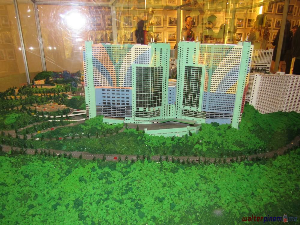 The Visitors' Galleria - 3x