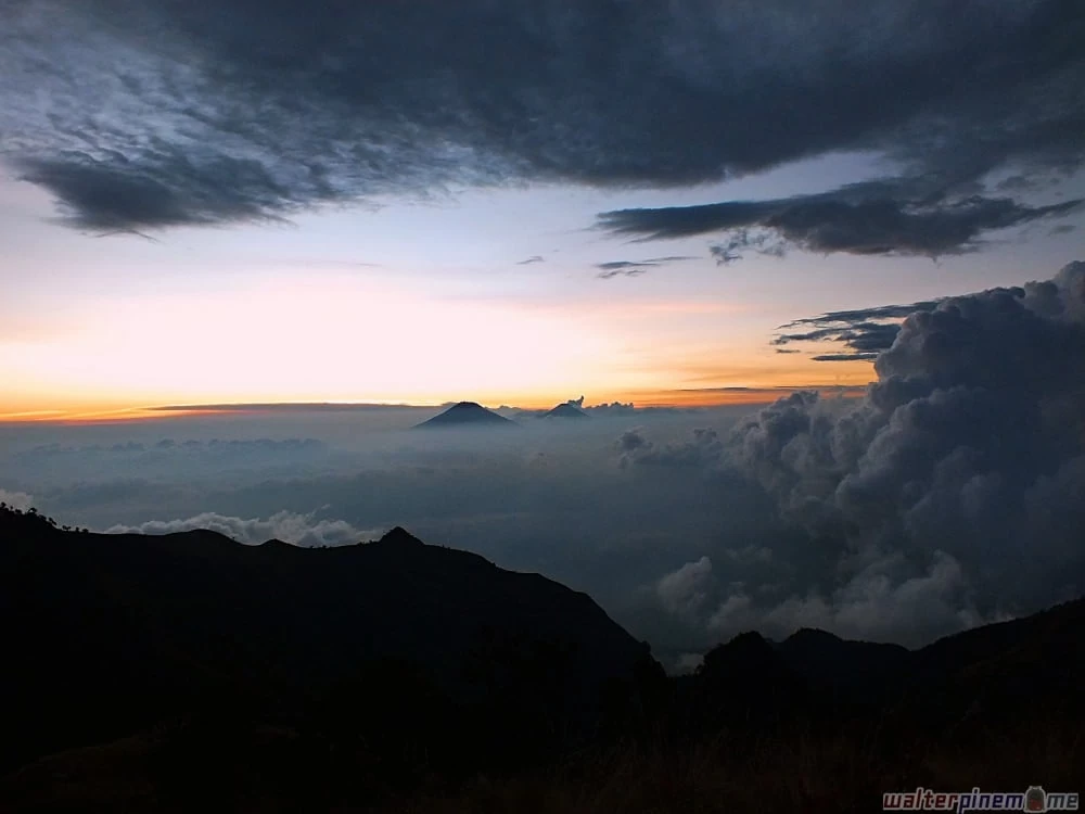 Rekomendasi Gunung Terbaik Favorit Pendaki di Pulau Jawa - gunung merbabu